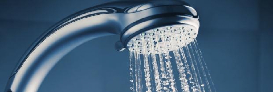 acqua calda che esce dalla doccia grazie alla caldaia